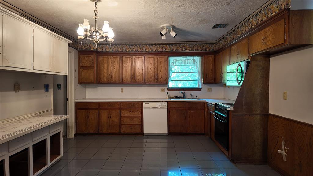 2713 Hollywood Avenue Property Photo 5