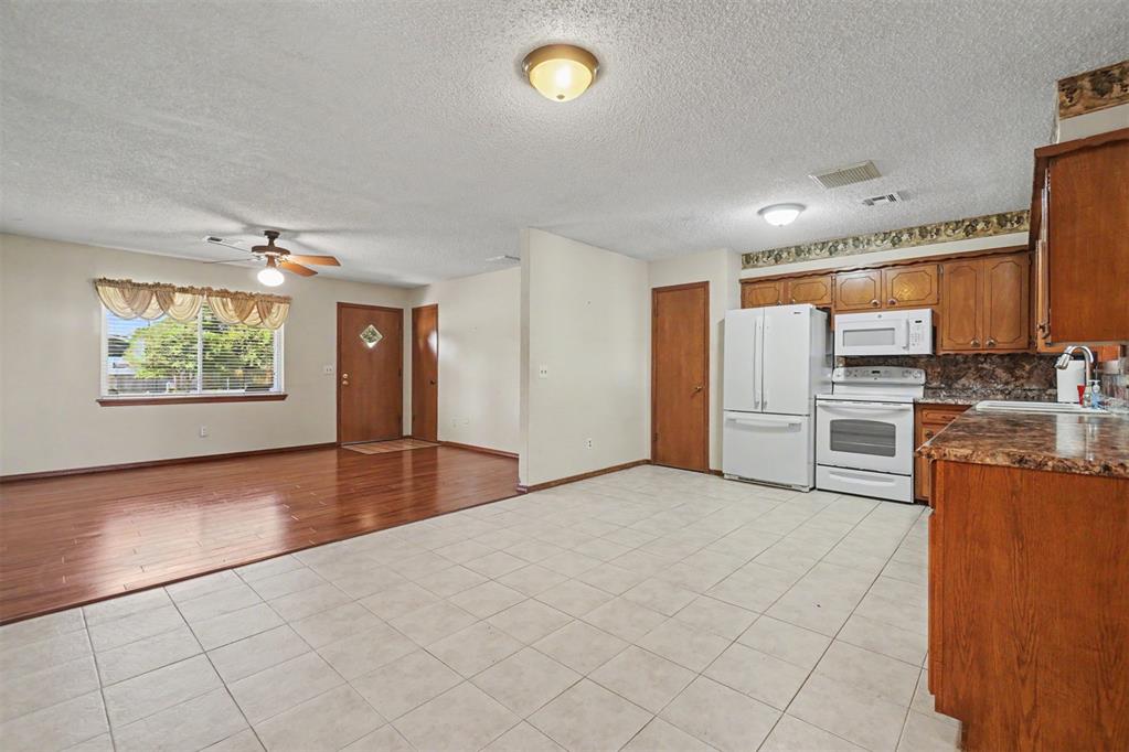 105 W Maple Street Property Photo 10