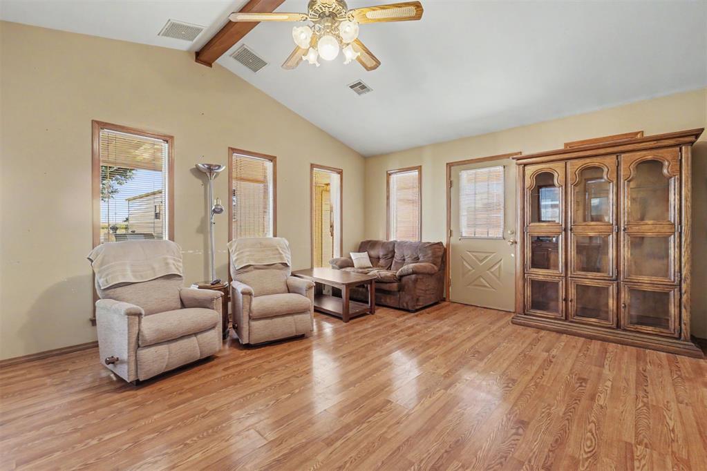 105 W Maple Street Property Photo 18