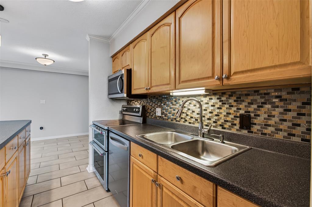 6100 N Brookline Avenue 14 Property Photo 4