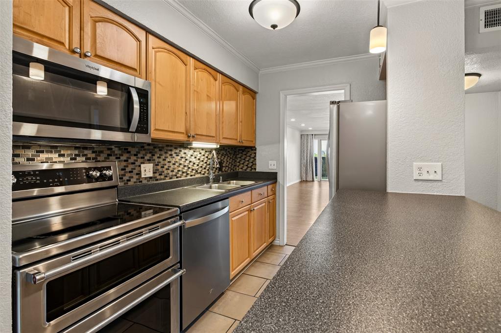 6100 N Brookline Avenue 14 Property Photo 5