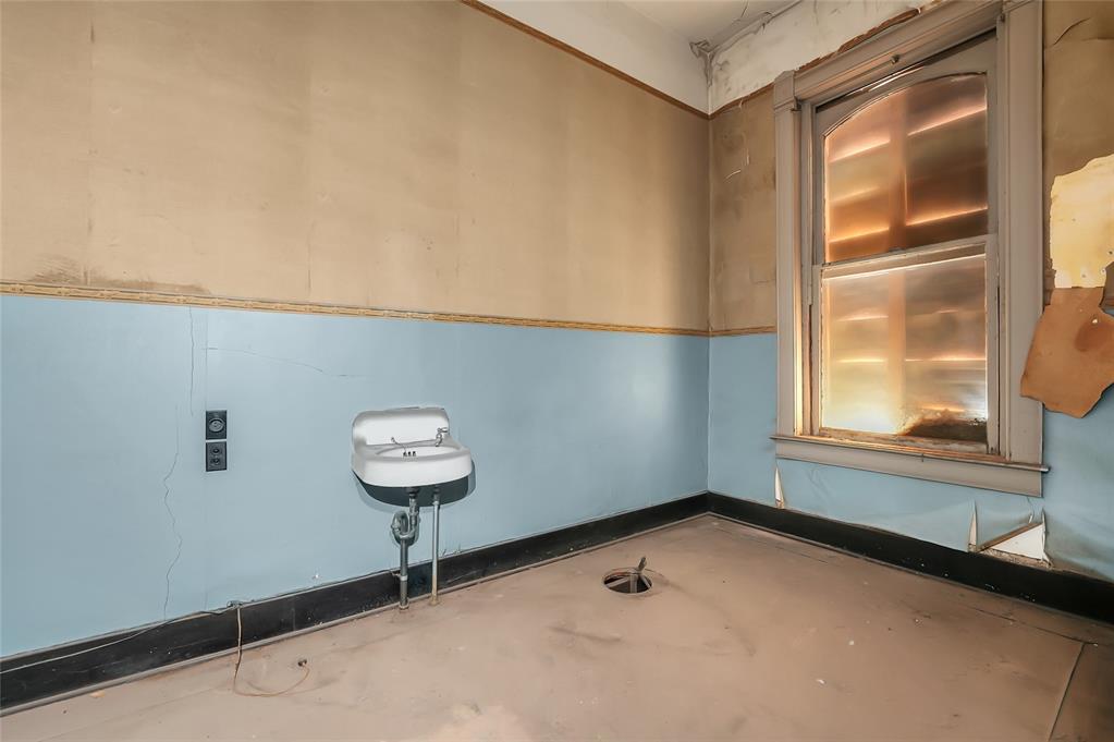 100 W 4th Street Property Photo 38