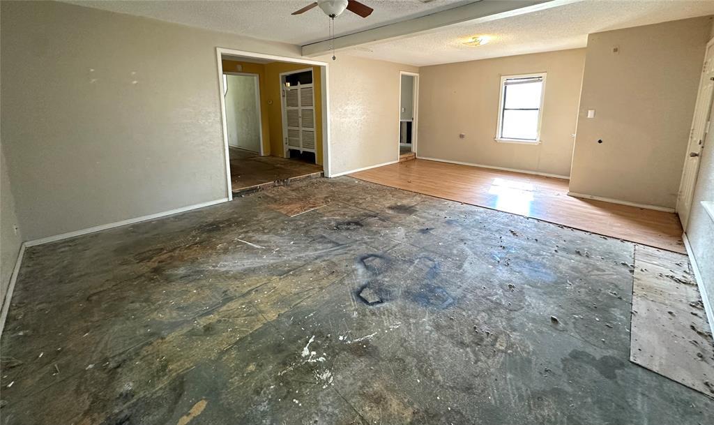 321 W 1st Street Property Photo 6