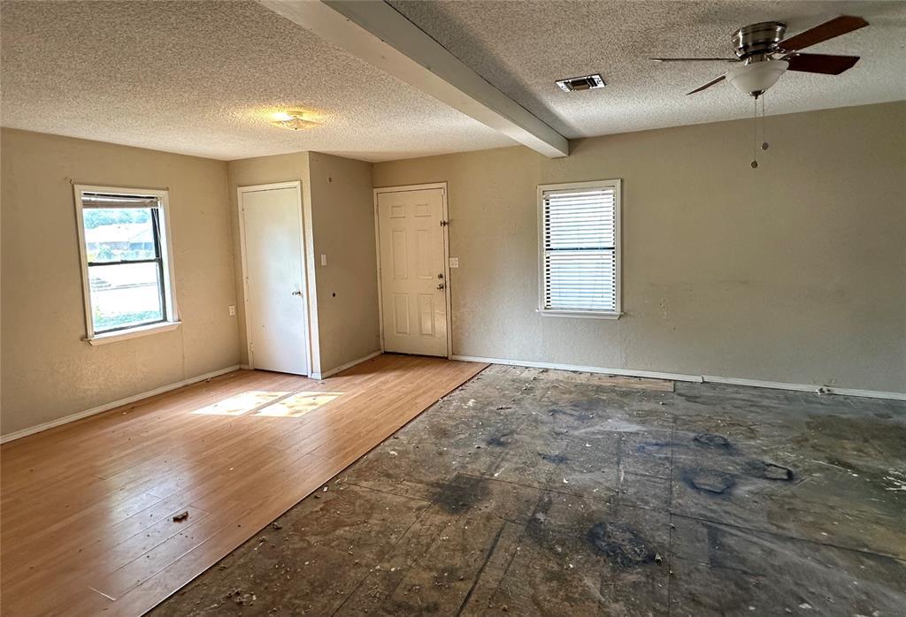 321 W 1st Street Property Photo 7