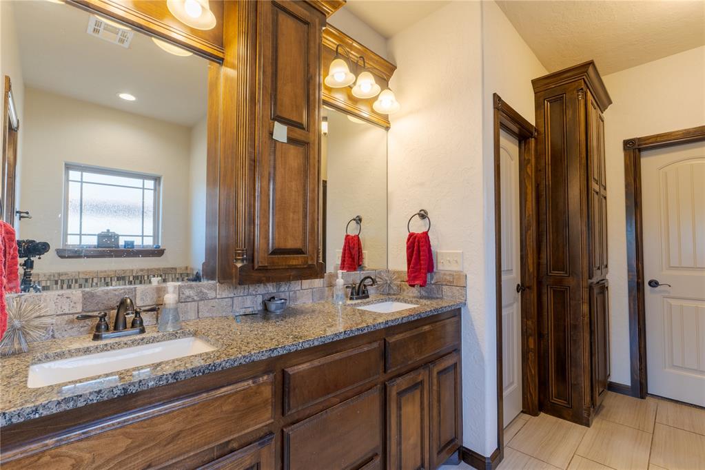 1605 Ne White Rock Drive Property Photo 21