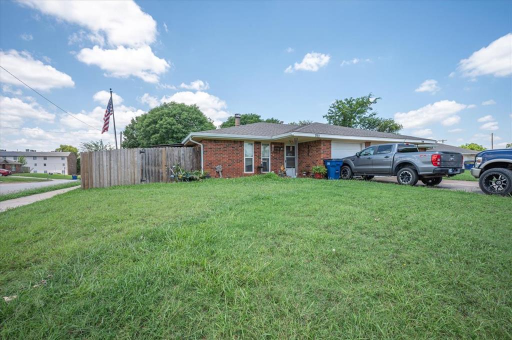 702 E Redbud Court 702 & 704 Property Photo 3