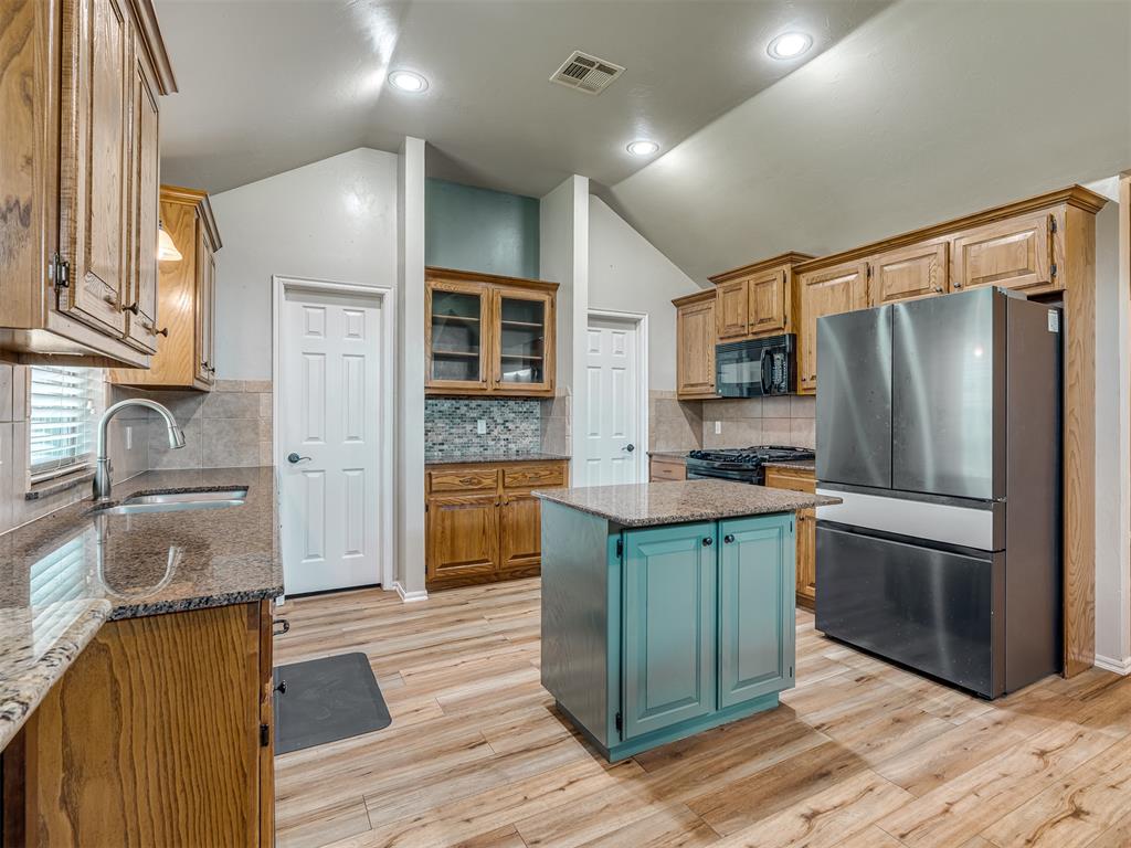 8128 N Kaden Road Property Photo 6