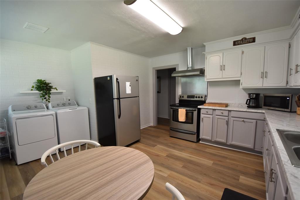 1612 Foster Avenue Property Photo 18