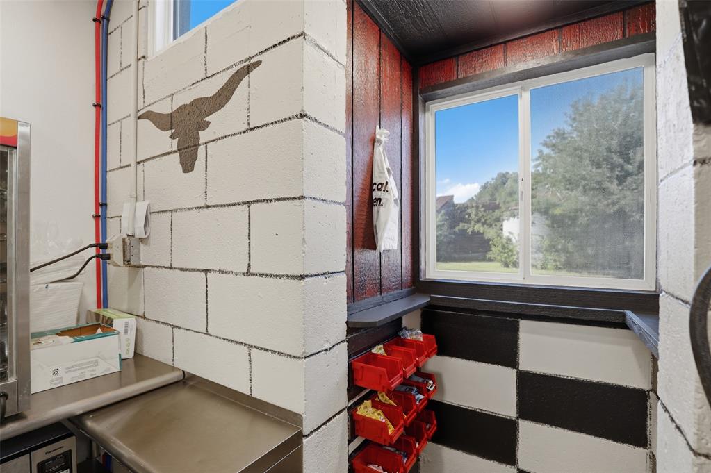112 N Chisholm Trail Property Photo 33