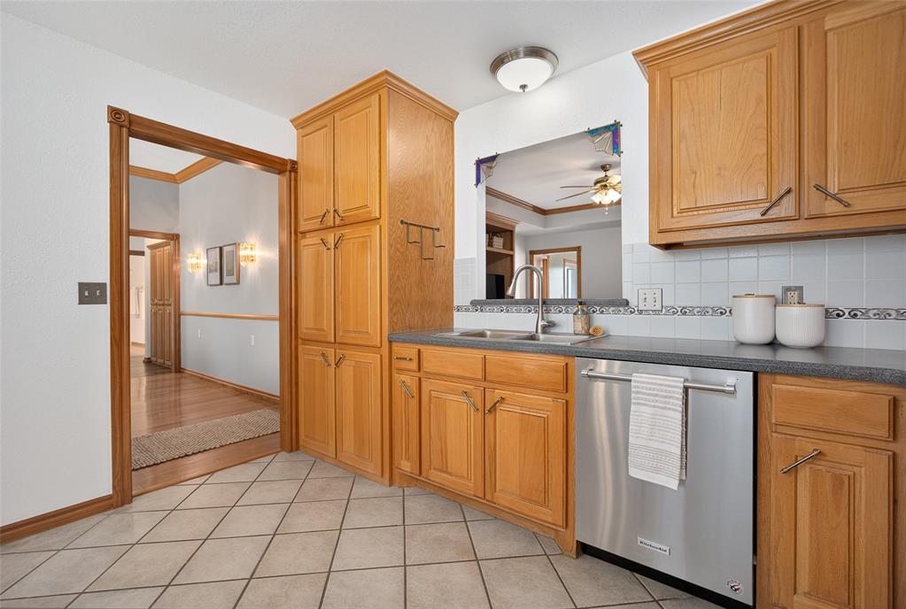 922 Blue Bird Terrace Property Photo 15