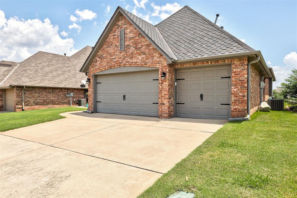 16708 Covington Manor Property Photo 2