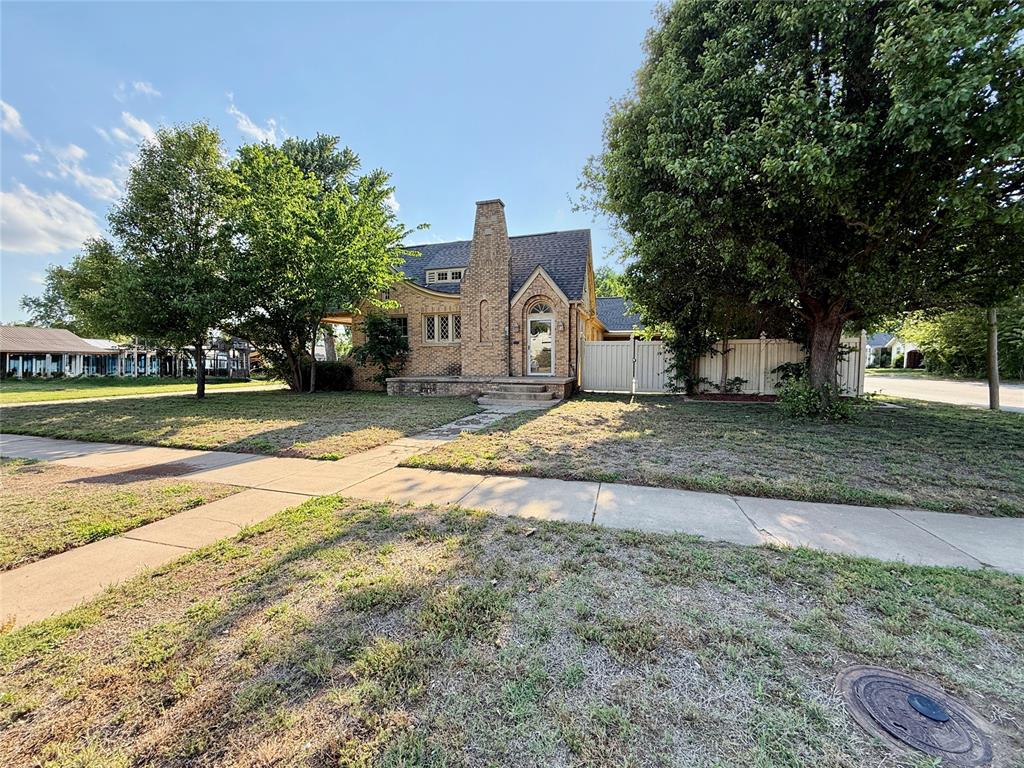 623 N Noble Avenue Property Photo 2