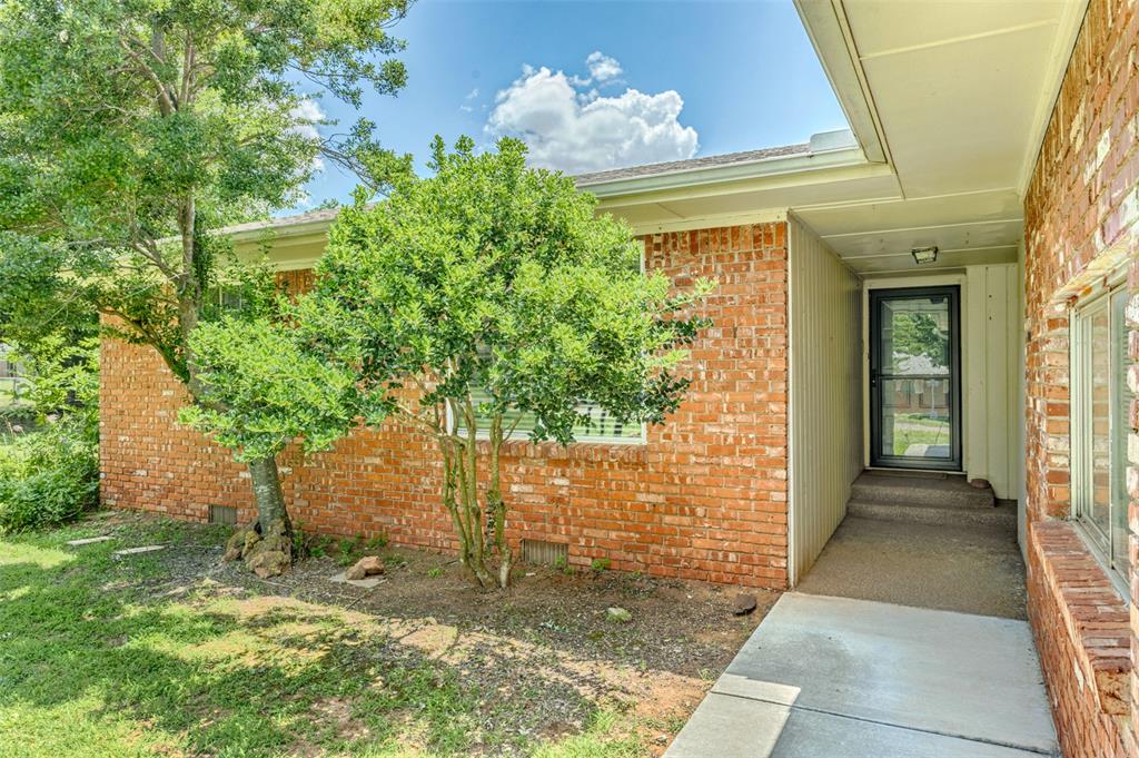 708 E Lea Terrace Property Photo 3
