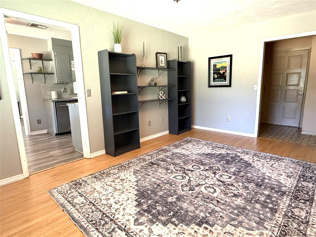 708 E Lea Terrace Property Photo 6