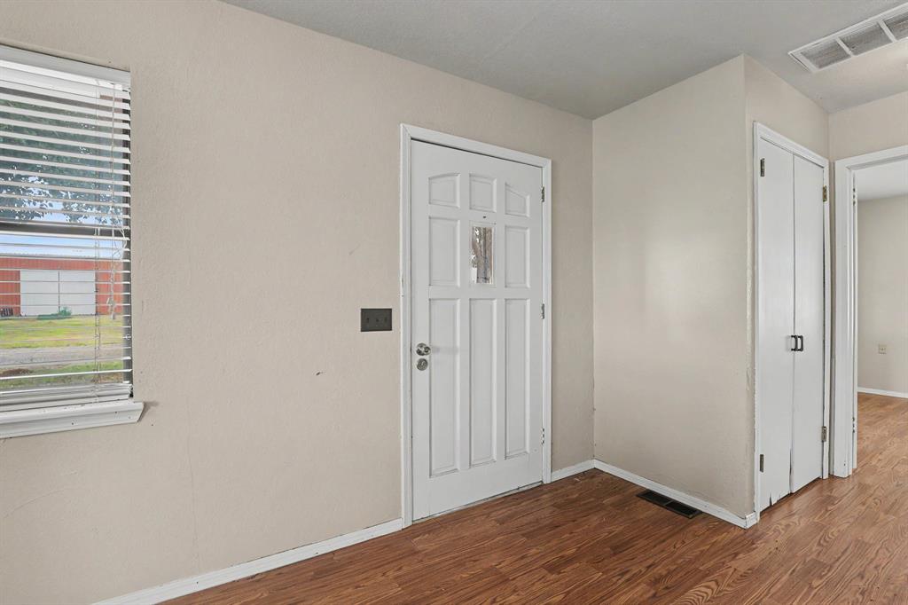 1719 E Orme Lane Property Photo 4