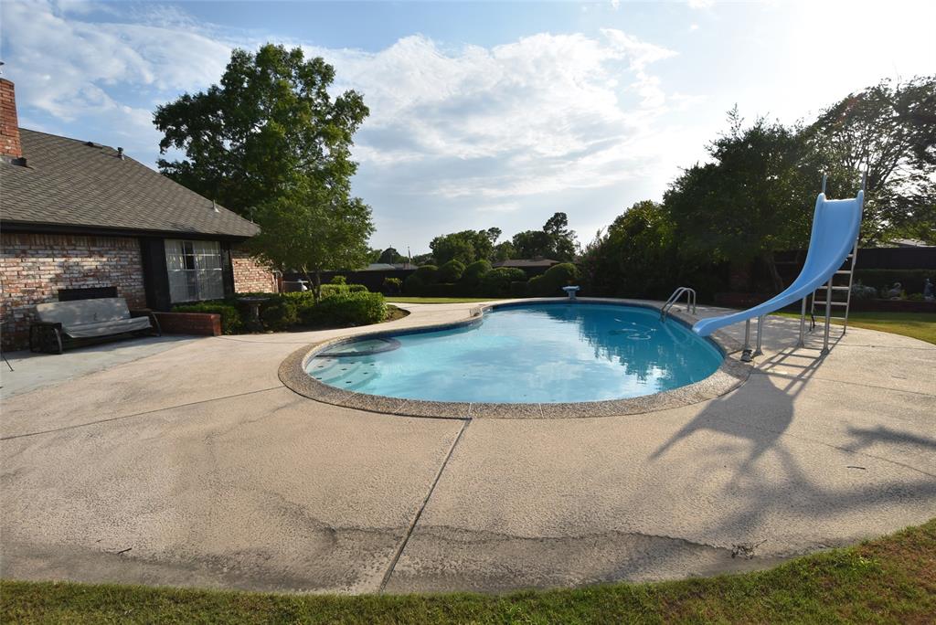 726 Robin Road Property Photo 8