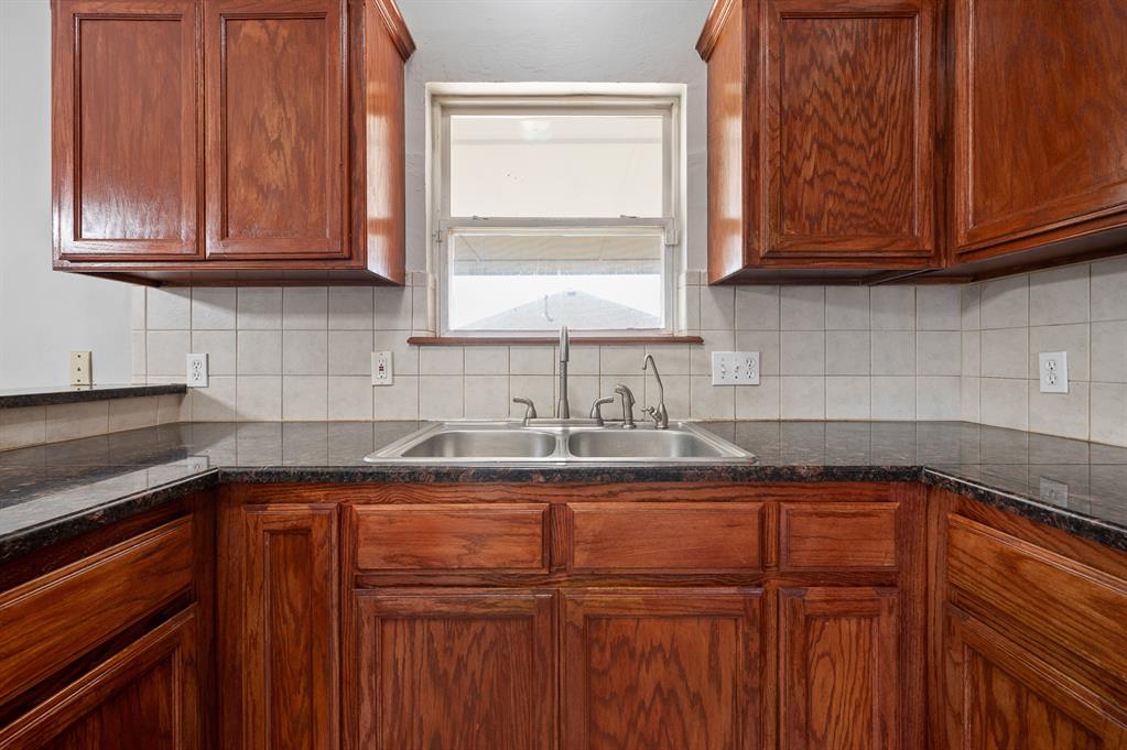 909 Greenfield Avenue Property Photo 12
