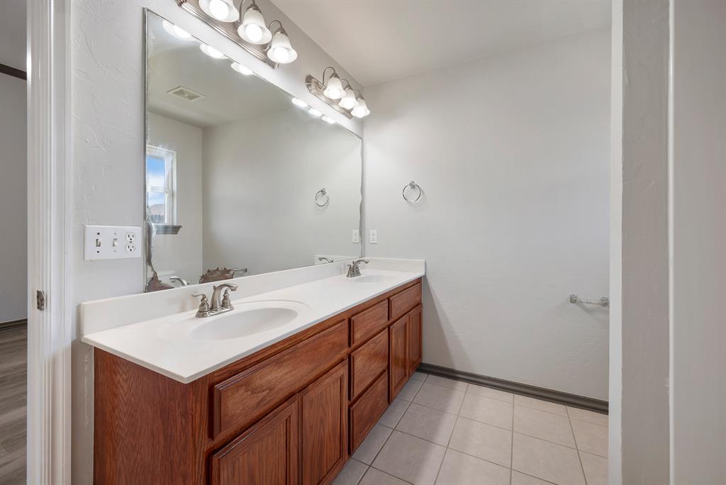 909 Greenfield Avenue Property Photo 26