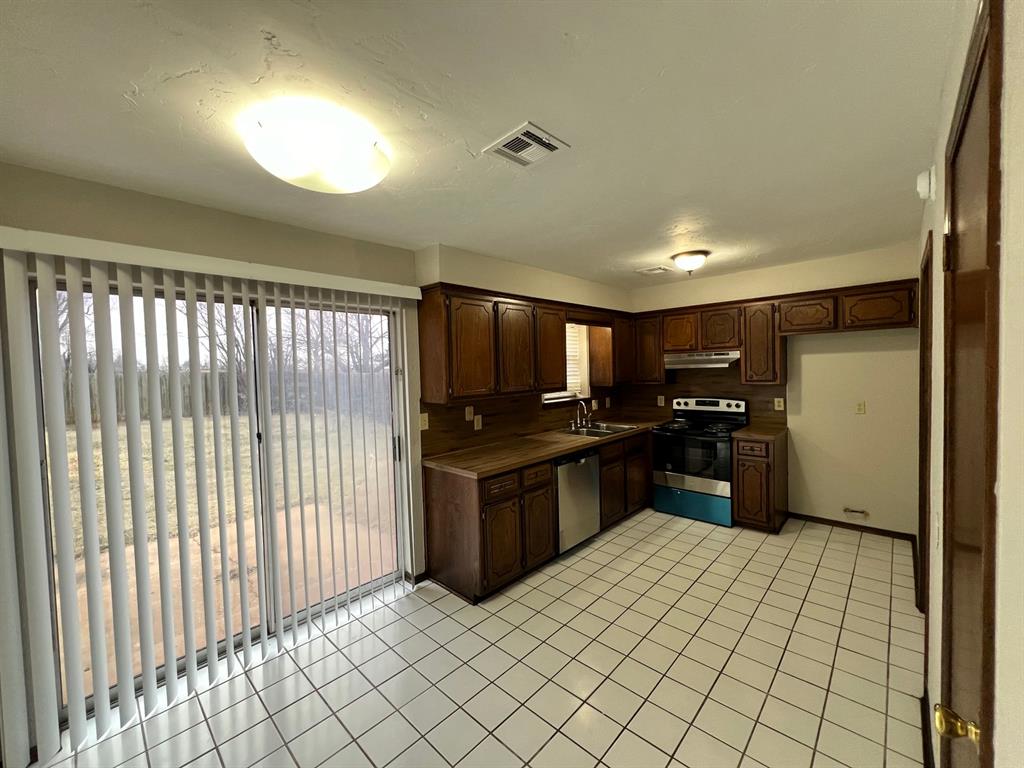 752 W Forest Drive Property Photo 4