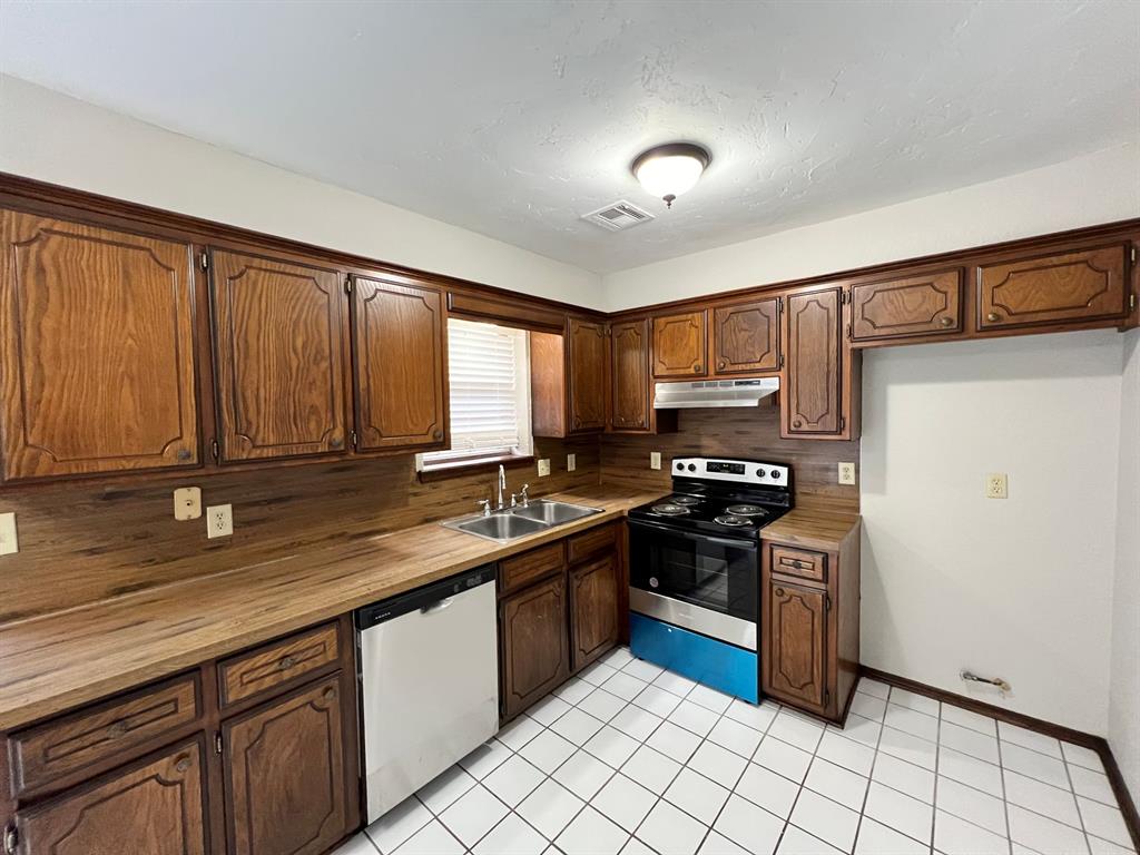 752 W Forest Drive Property Photo 5