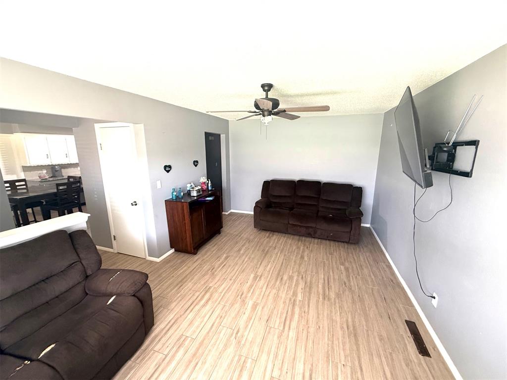 7304 S Douglas Place Property Photo 8