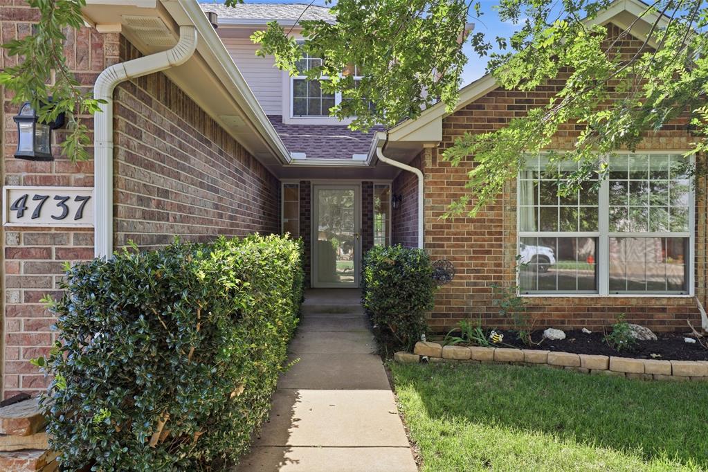 4737 Hemlock Circle Property Photo 4