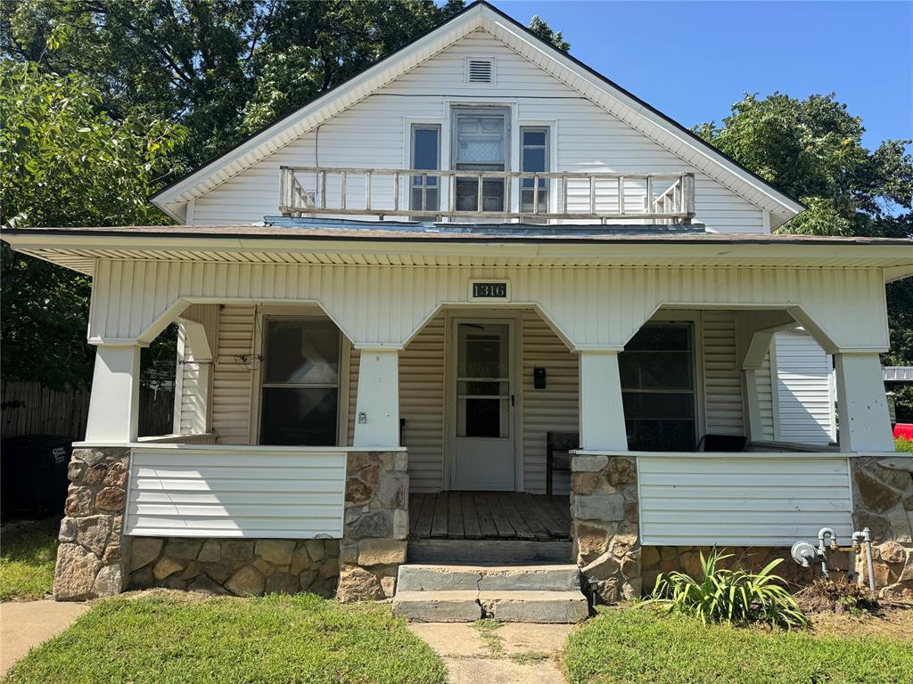 1316 E 9th Street Property Photo 2