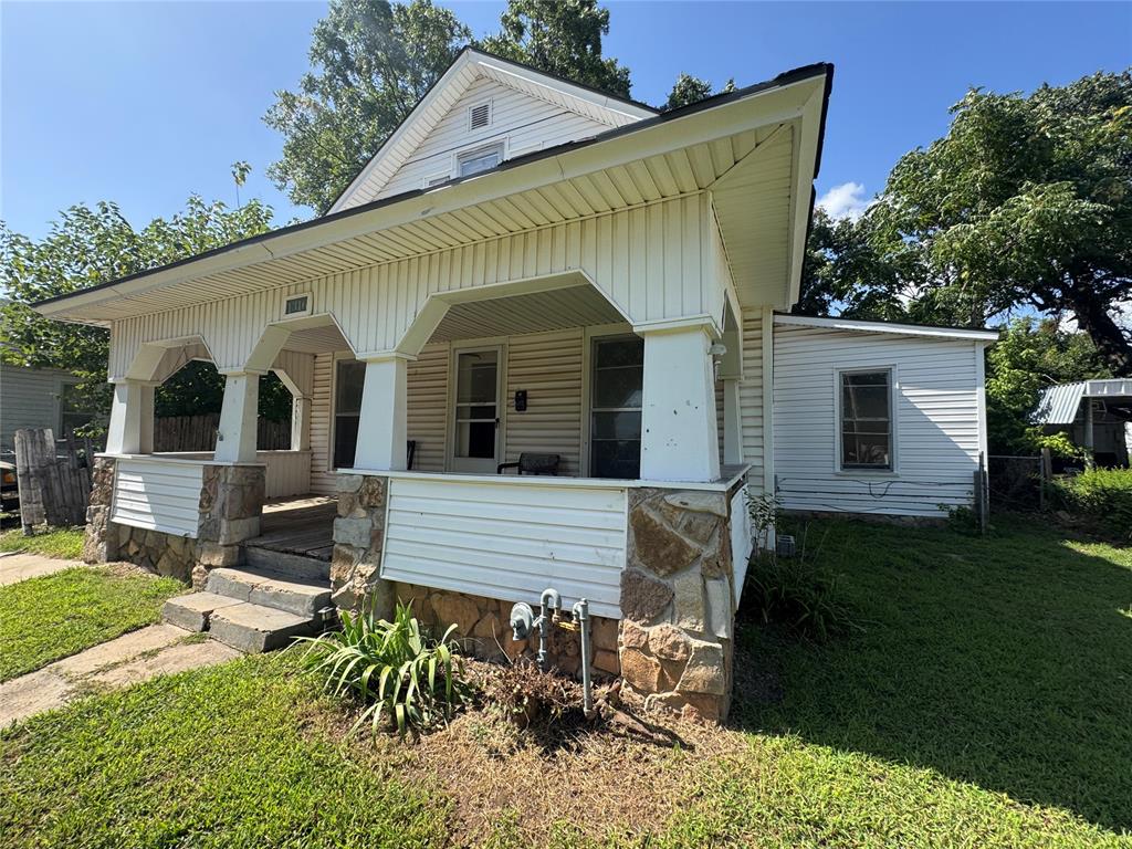 1316 E 9th Street Property Photo 4