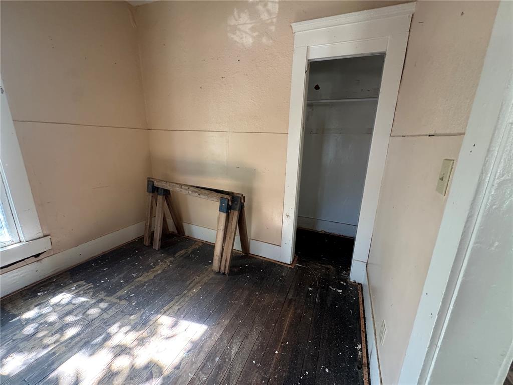 1316 E 9th Street Property Photo 8