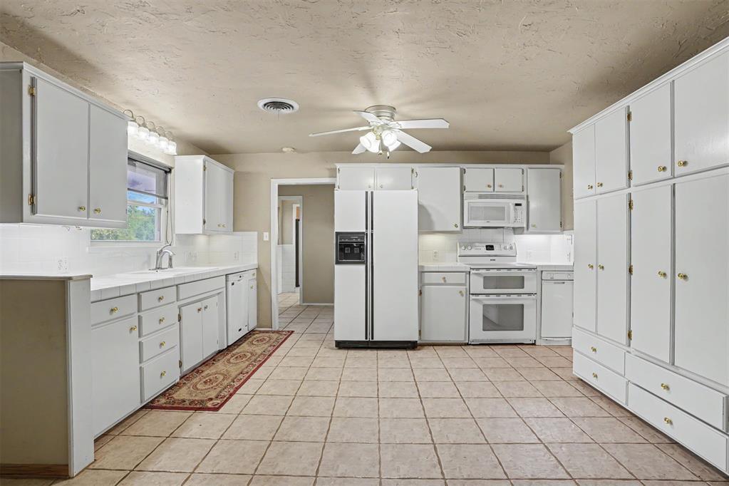992 Hughes Drive Property Photo 11