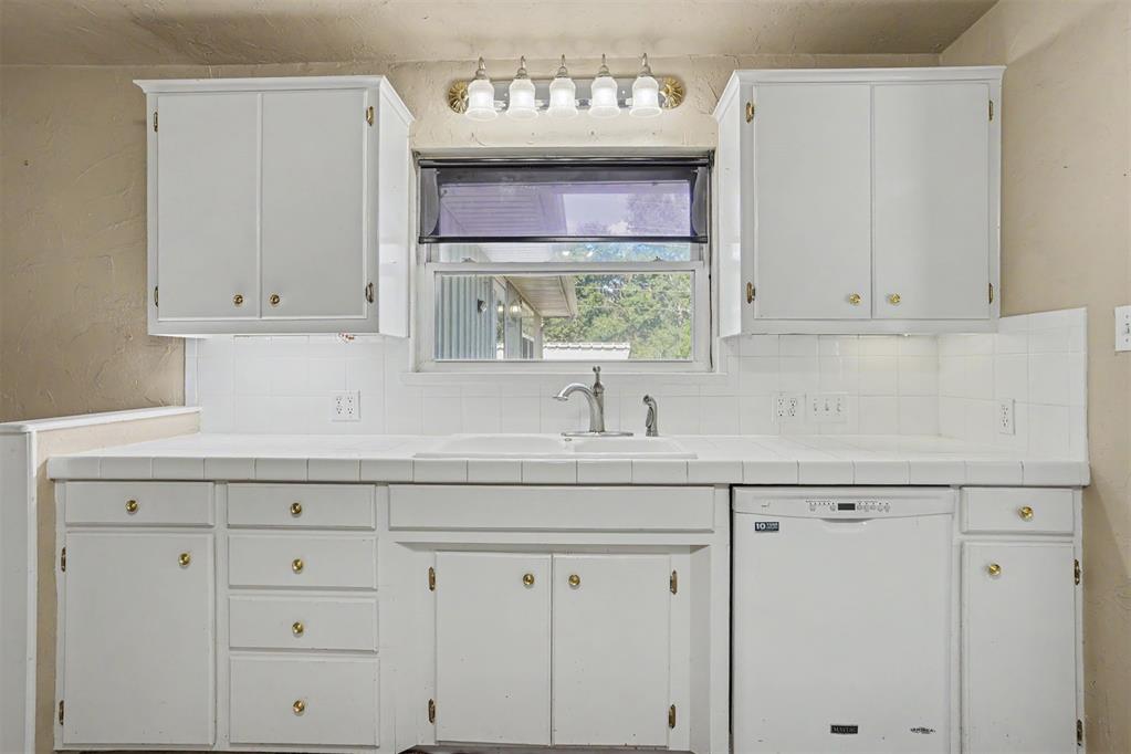 992 Hughes Drive Property Photo 14