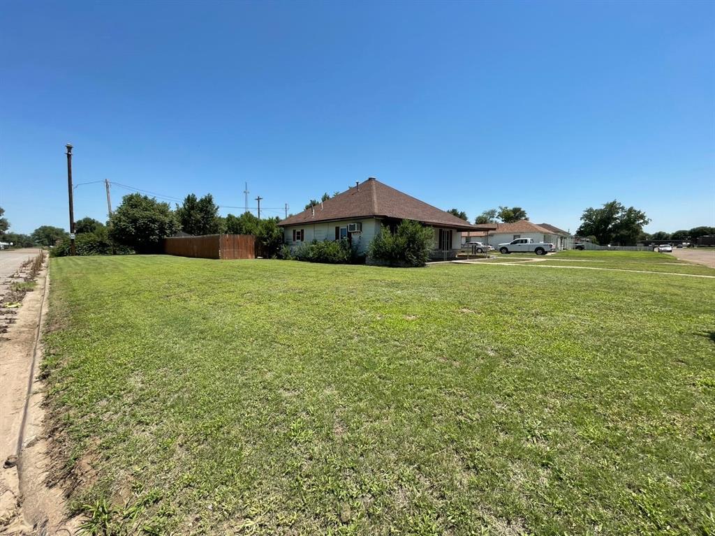 502 N Avenue B Property Photo 6