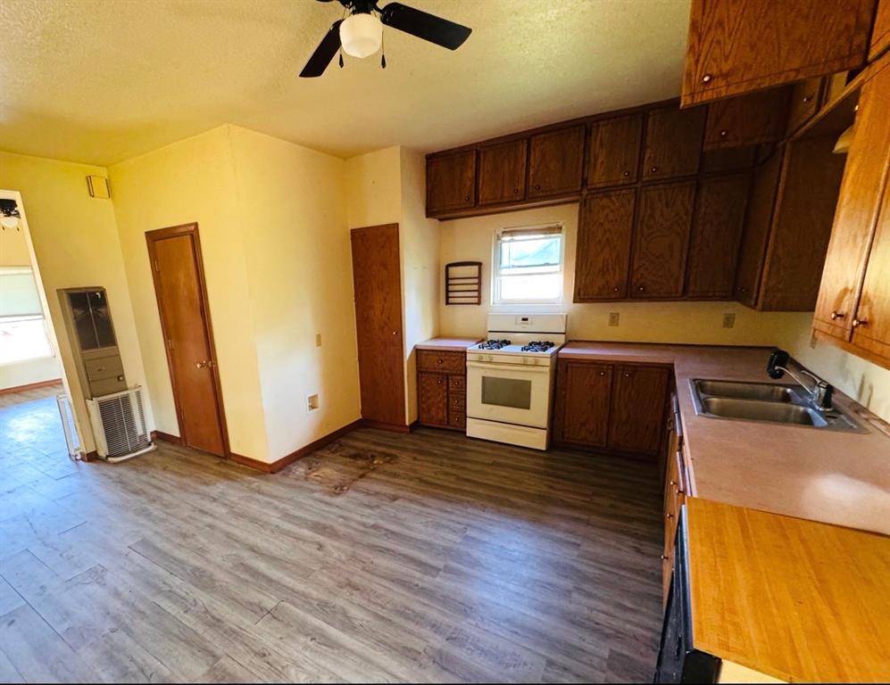 502 N Avenue B Property Photo 10