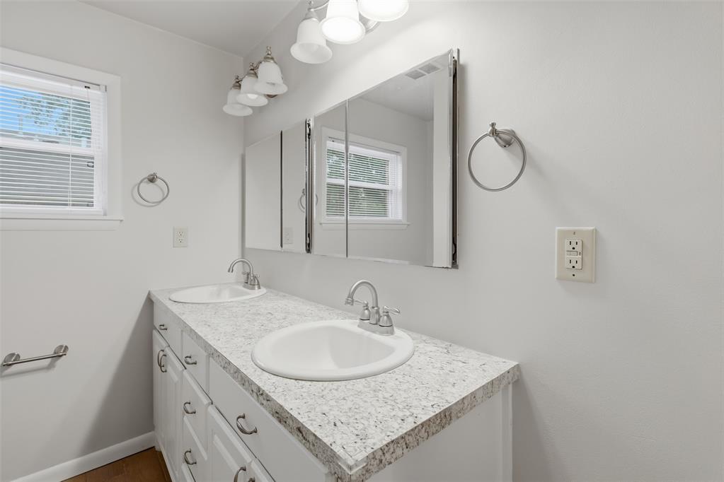 2311 W 10th Avenue Property Photo 18