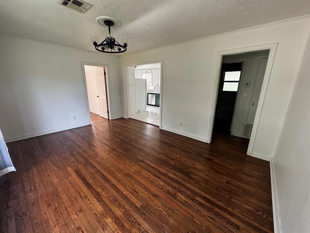 111 E Dale Street Property Photo 4