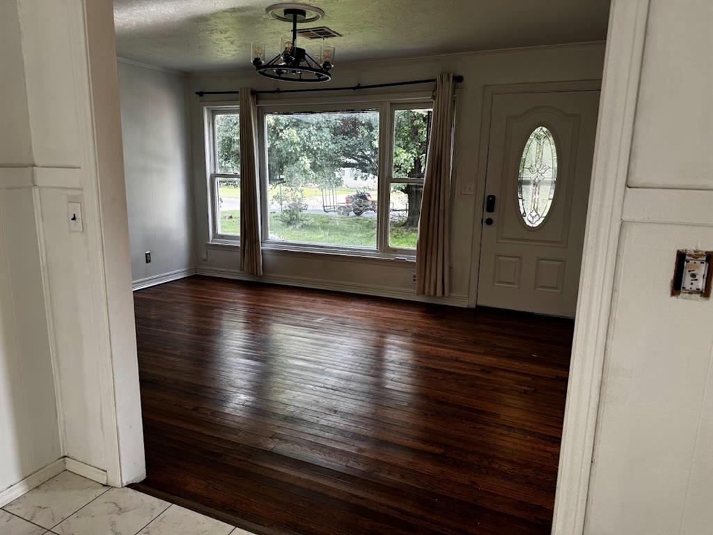 111 E Dale Street Property Photo 5