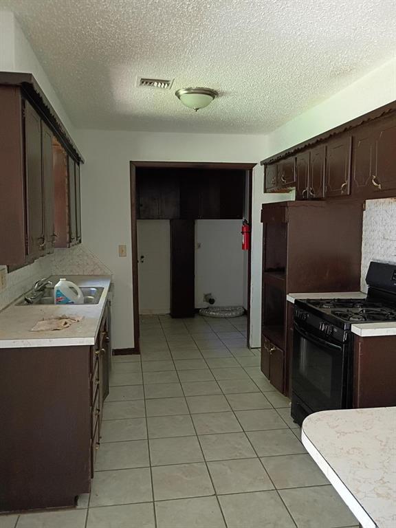 8713 S Hillcrest Drive Property Photo 2