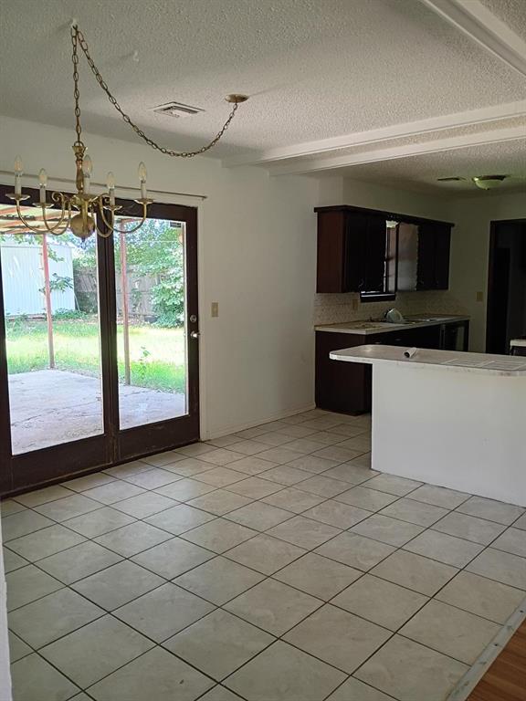 8713 S Hillcrest Drive Property Photo 4