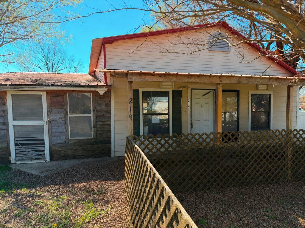 219 E Hickory Street Property Photo 1