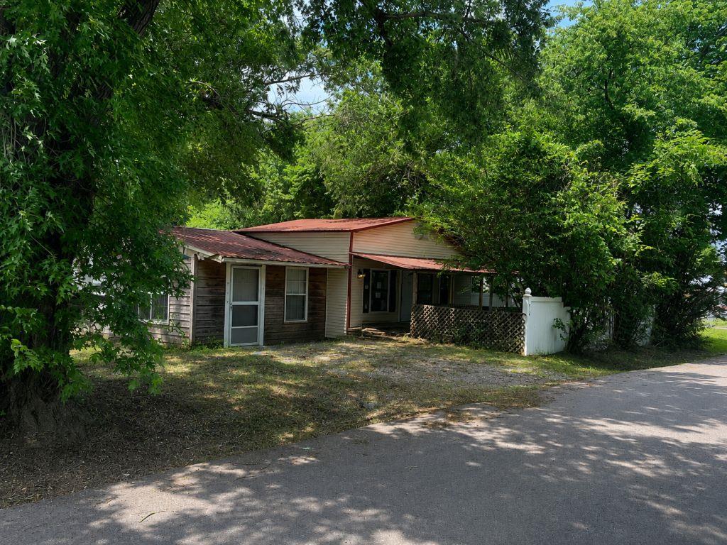 219 E Hickory Street Property Photo 2