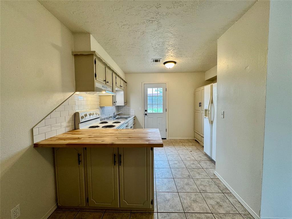 419 E 3rd Street Property Photo 3
