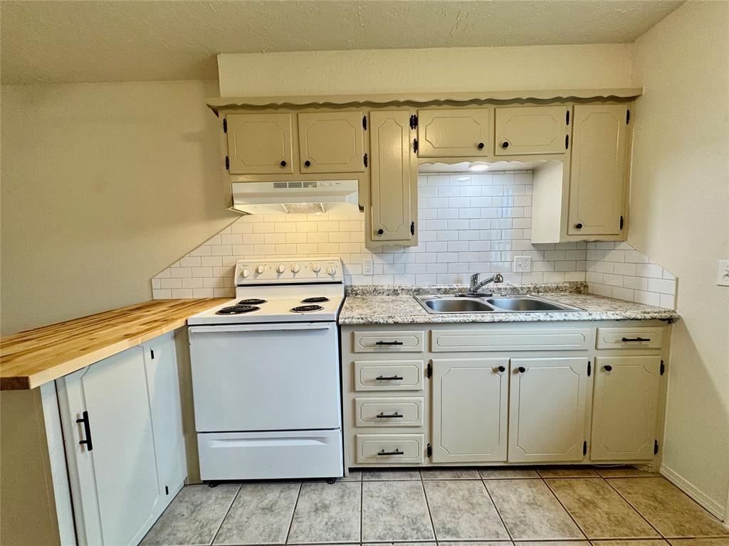 419 E 3rd Street Property Photo 4