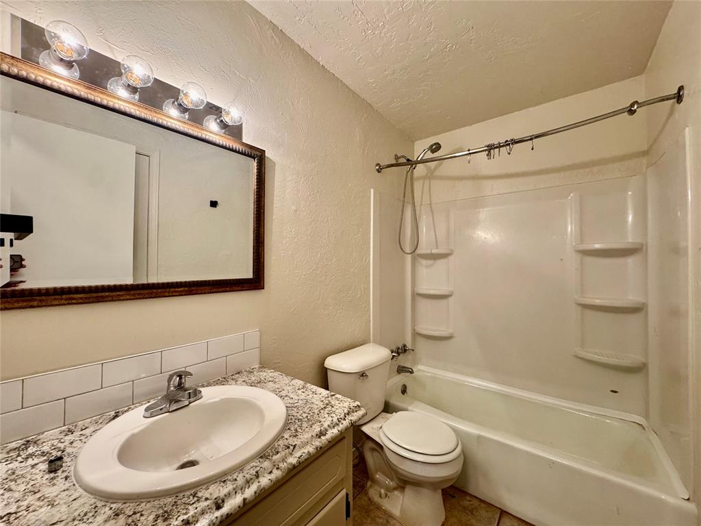 419 E 3rd Street Property Photo 8