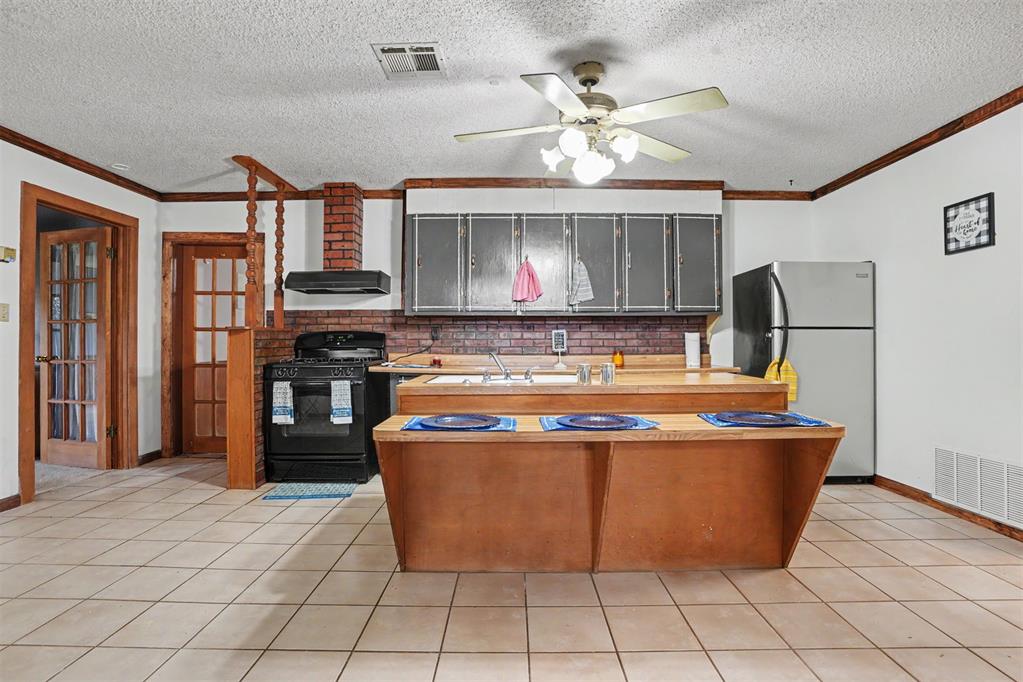 110 W Davis Street Property Photo 4