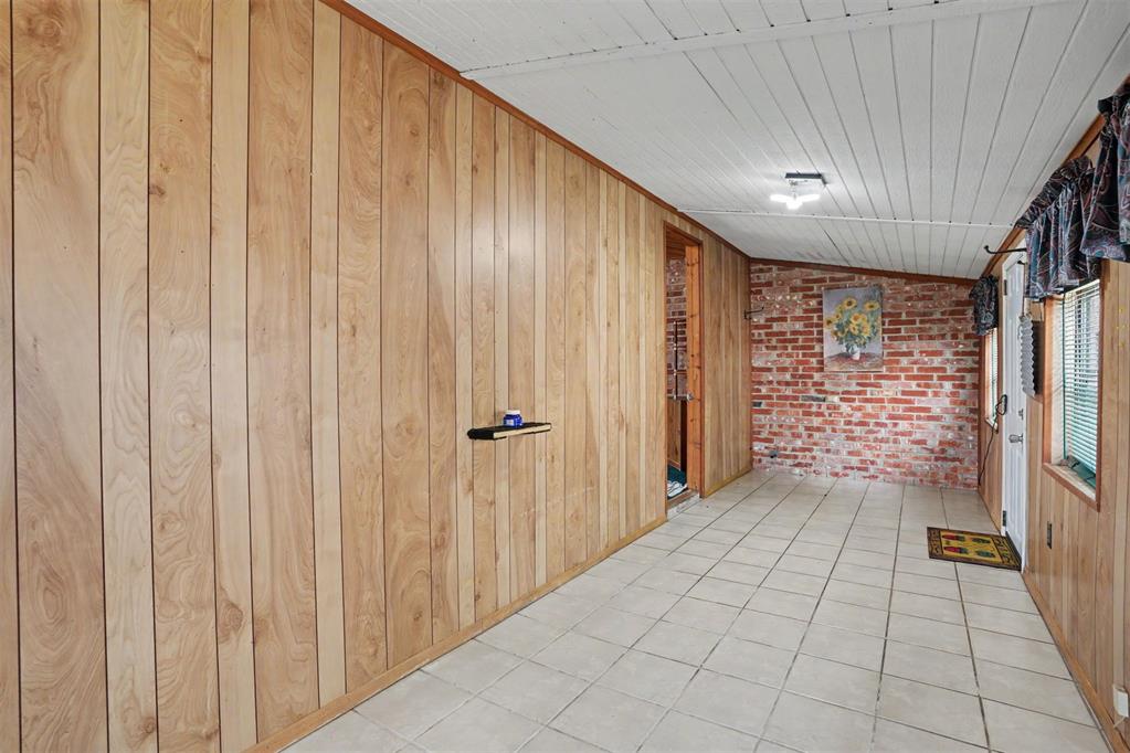 110 W Davis Street Property Photo 10