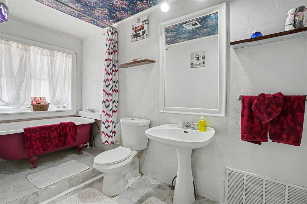 110 W Davis Street Property Photo 27