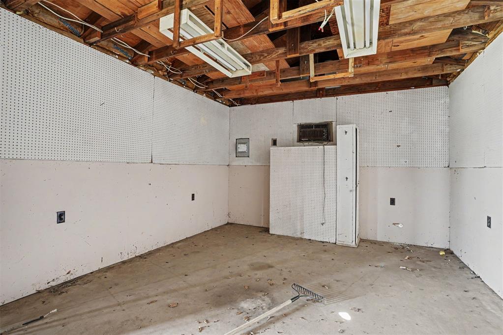 110 W Davis Street Property Photo 32