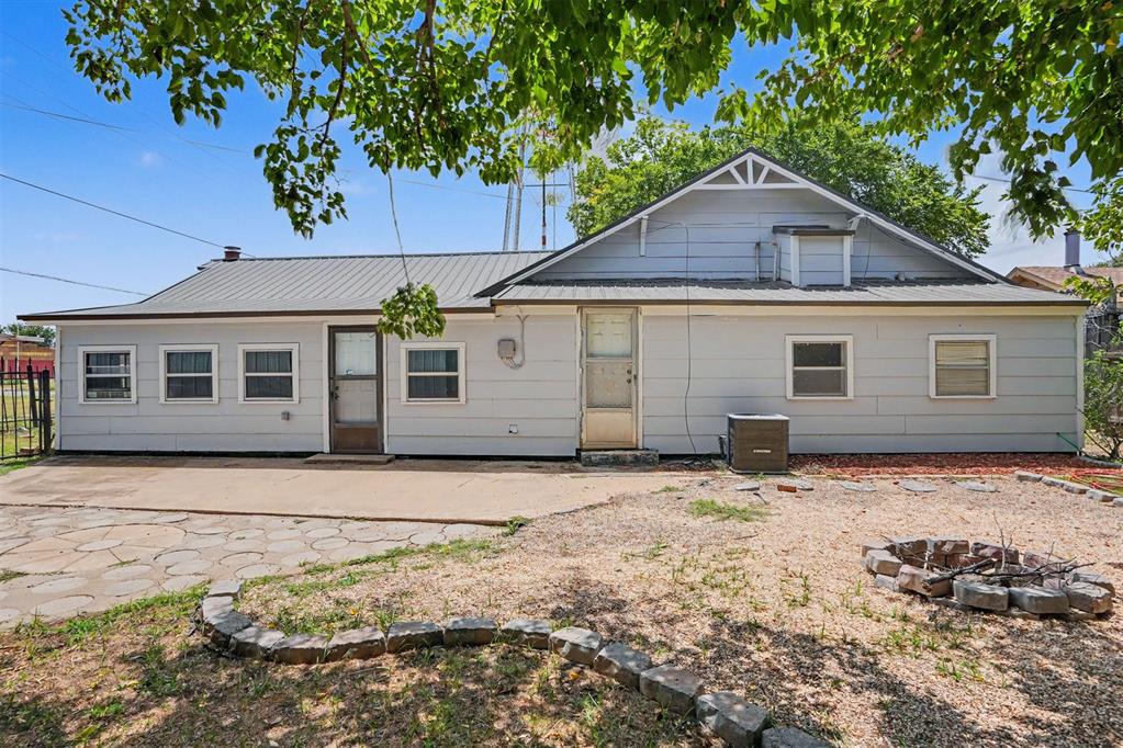 110 W Davis Street Property Photo 33