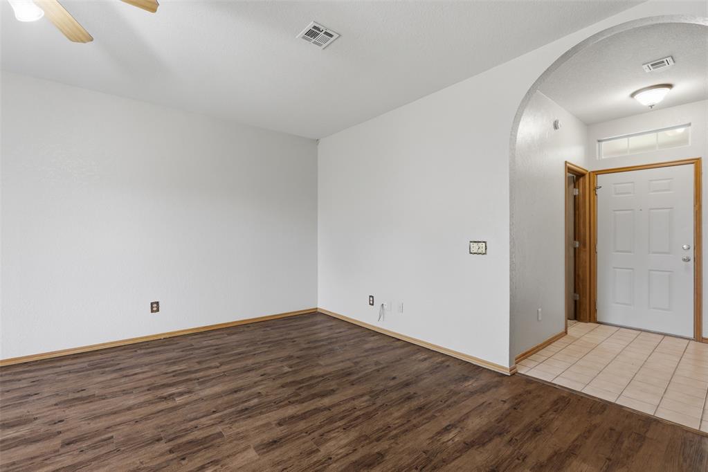 10116 Glascow Drive Property Photo 4