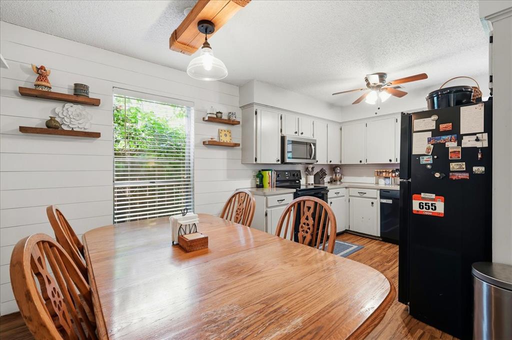2418 N Park Drive Property Photo 3